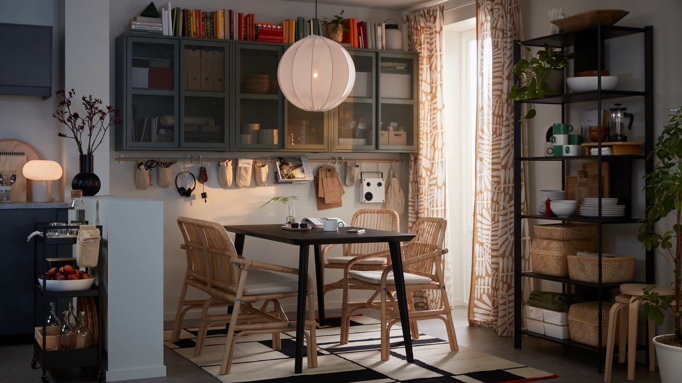 A white/green PIGGÅL mug in the dining room