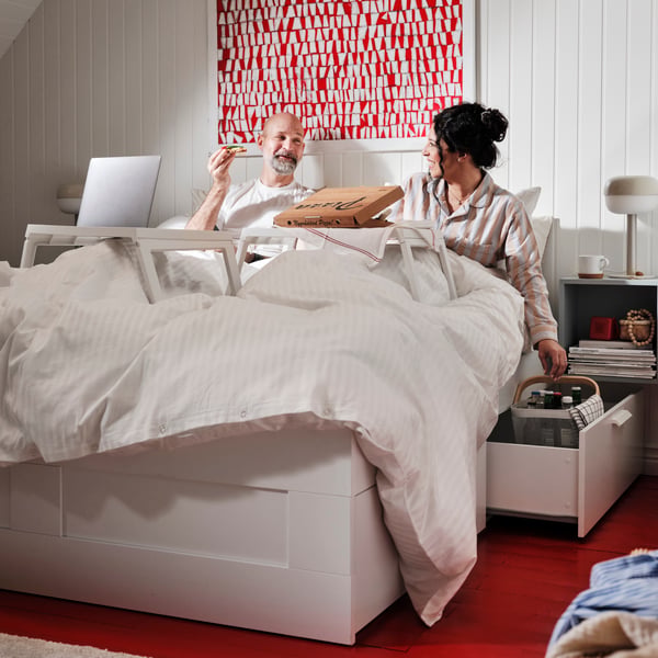 Un letto BRIMNES bianco nella camera da letto
