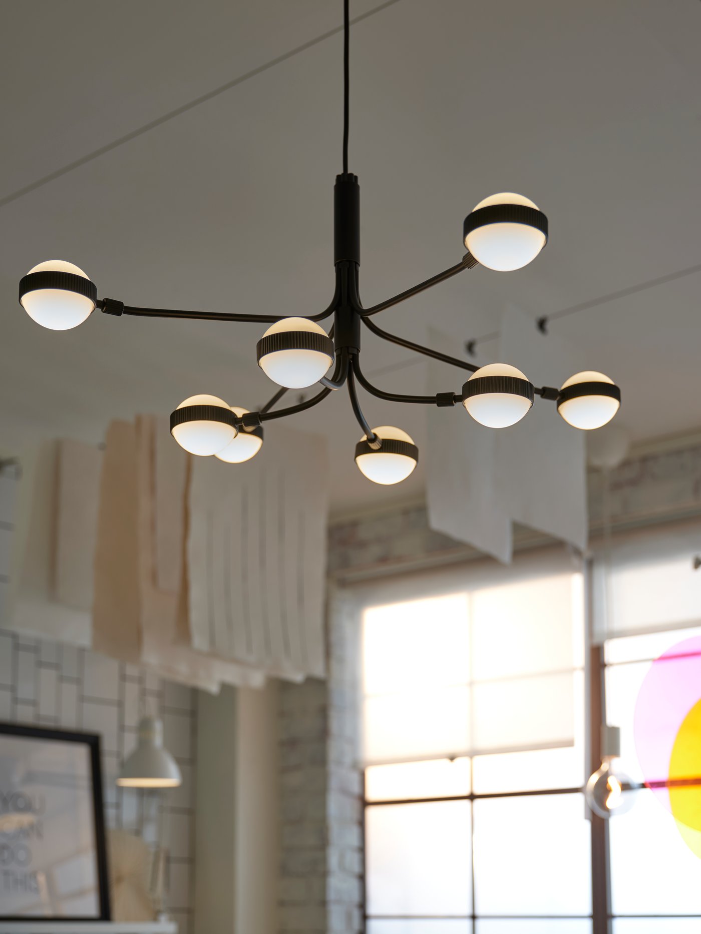 STORSLINGA led chandelier 8 armed in a room