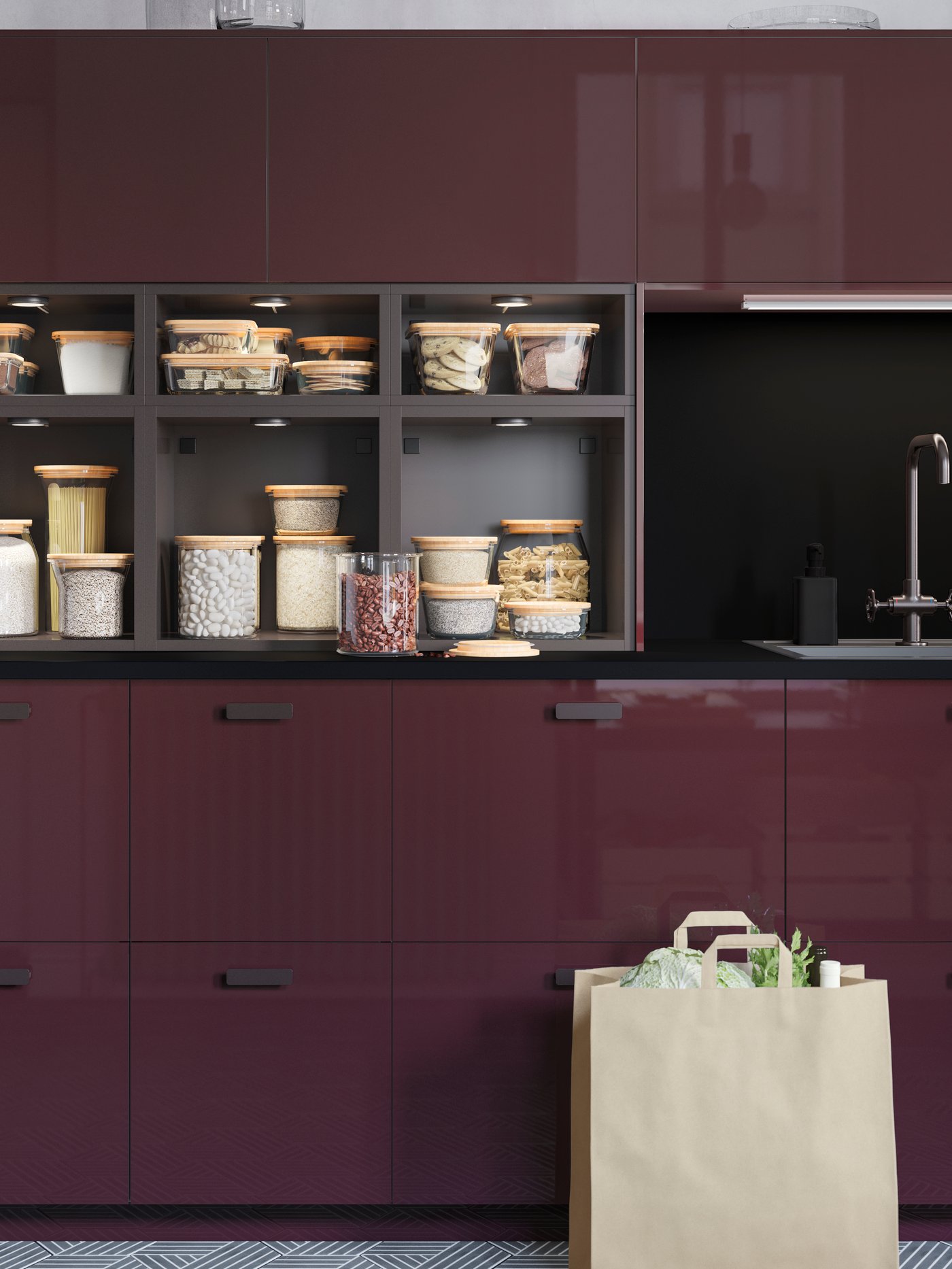A kitchen with high-gloss drawers and doors in burgundy and open cabinets in anthracite displaying food in glass jars.