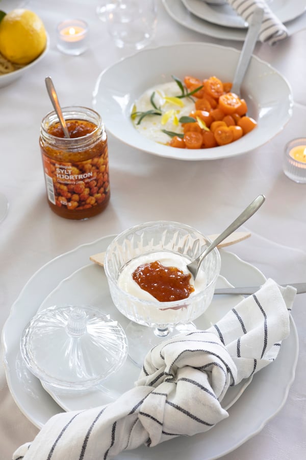 En vaniljedessert i en glasskål med marmelade.