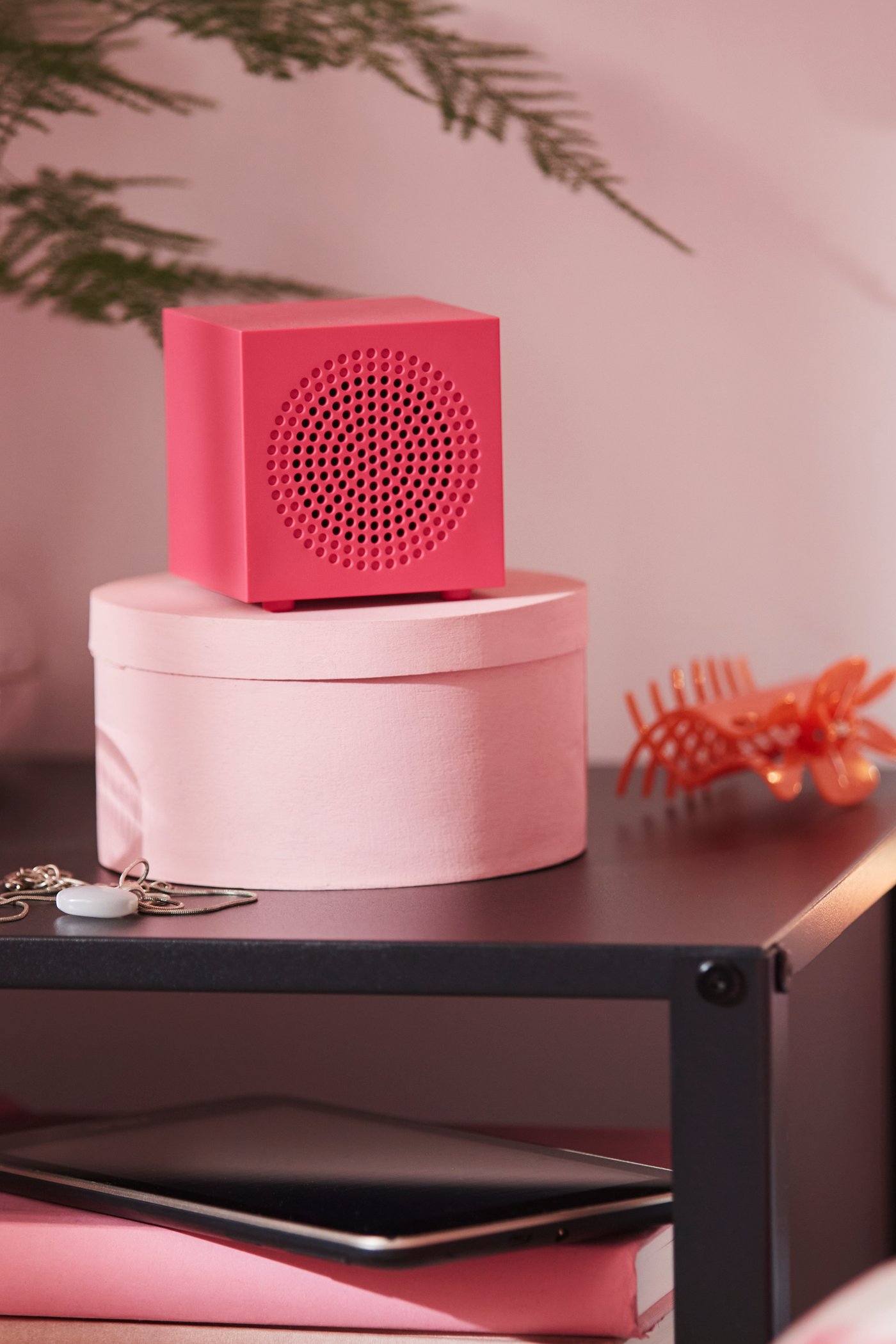 Ein rosa tragbarer Bluetooth-Lautsprecher von KALLSUP