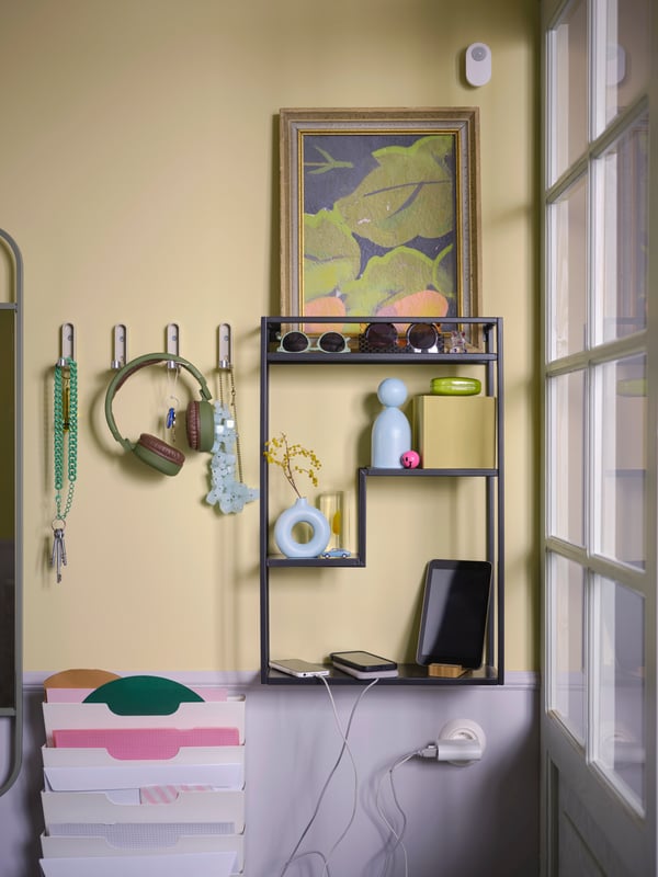 An anthracite LINDÅSEN display shelf