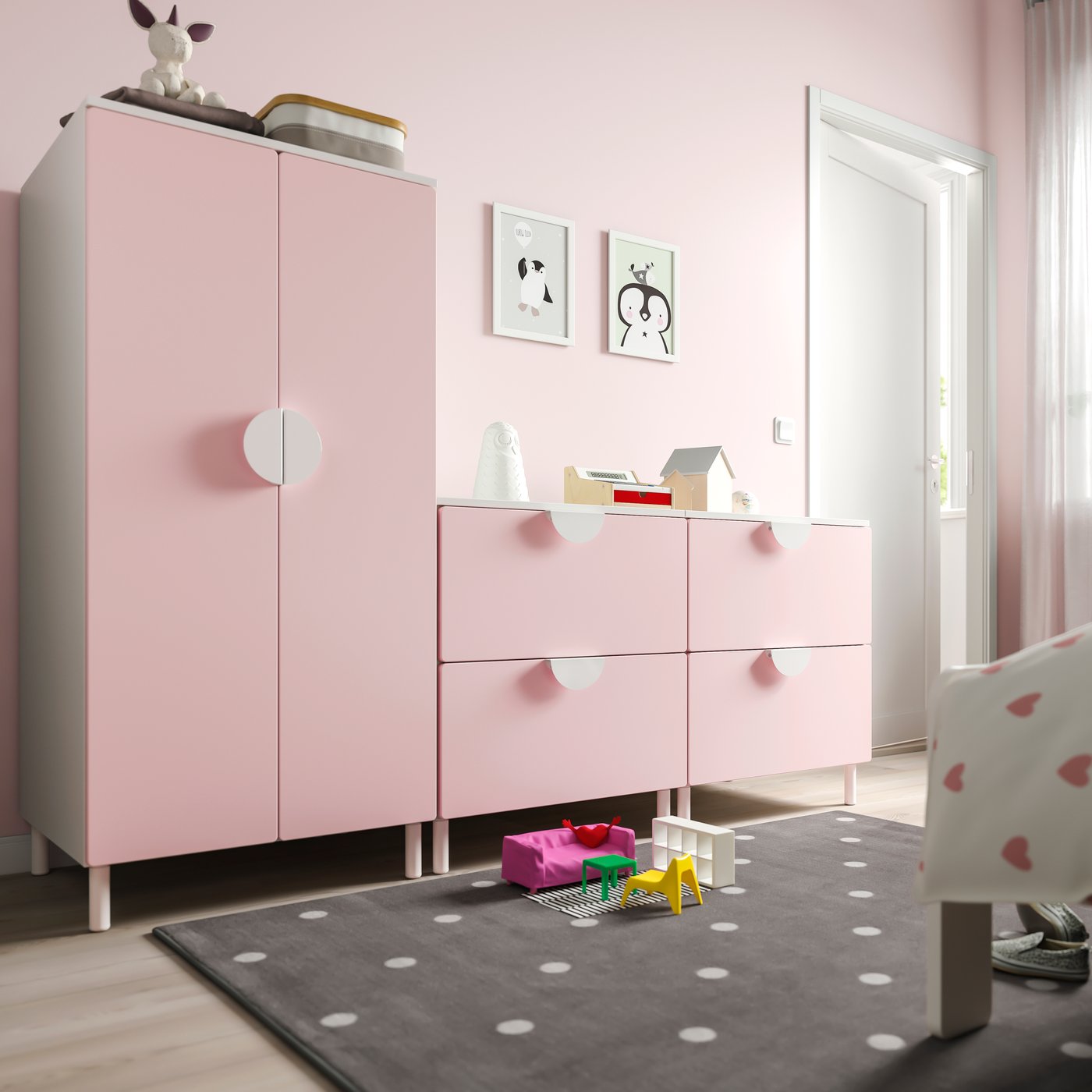SMÅSTAD study table combination in children's room with pullout drawers, FLISAT storage racks for books and VIMUND childrens chair.
