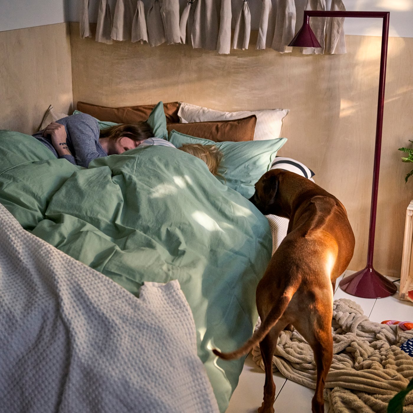 A white PELARTUJA bedspread in the bedroom