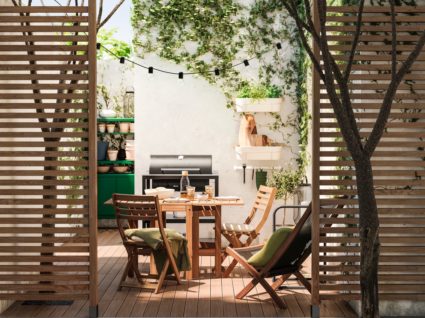 Das ist ein Bild von einem Garten mit einem Tisch und 2 STühlen im vordergrund. Daneben steht ein Griller.