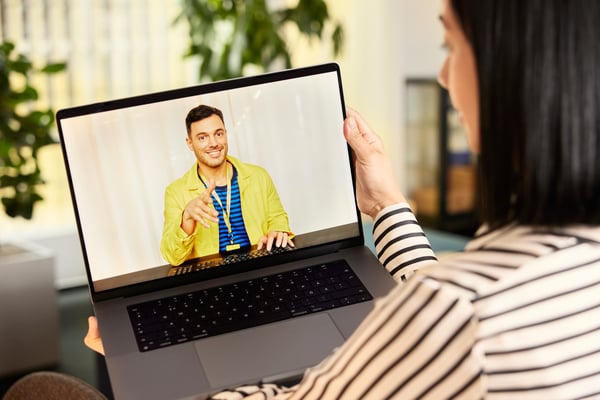 En person har ett videosamtal med en IKEA medarbetare via en laptop.