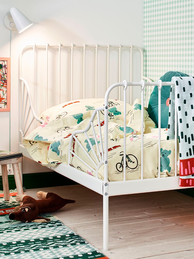 Estructura de cama infantil MINNEN blanca con ropa de cama KÄPPHÄST.