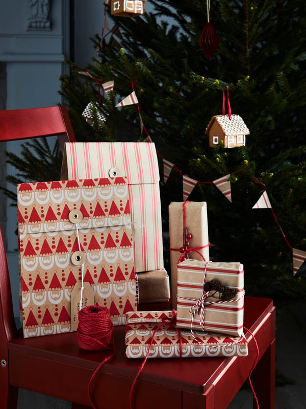 Geschenkverpackungsstation, u. a. mit den VINTERFINT Geschenktüten
