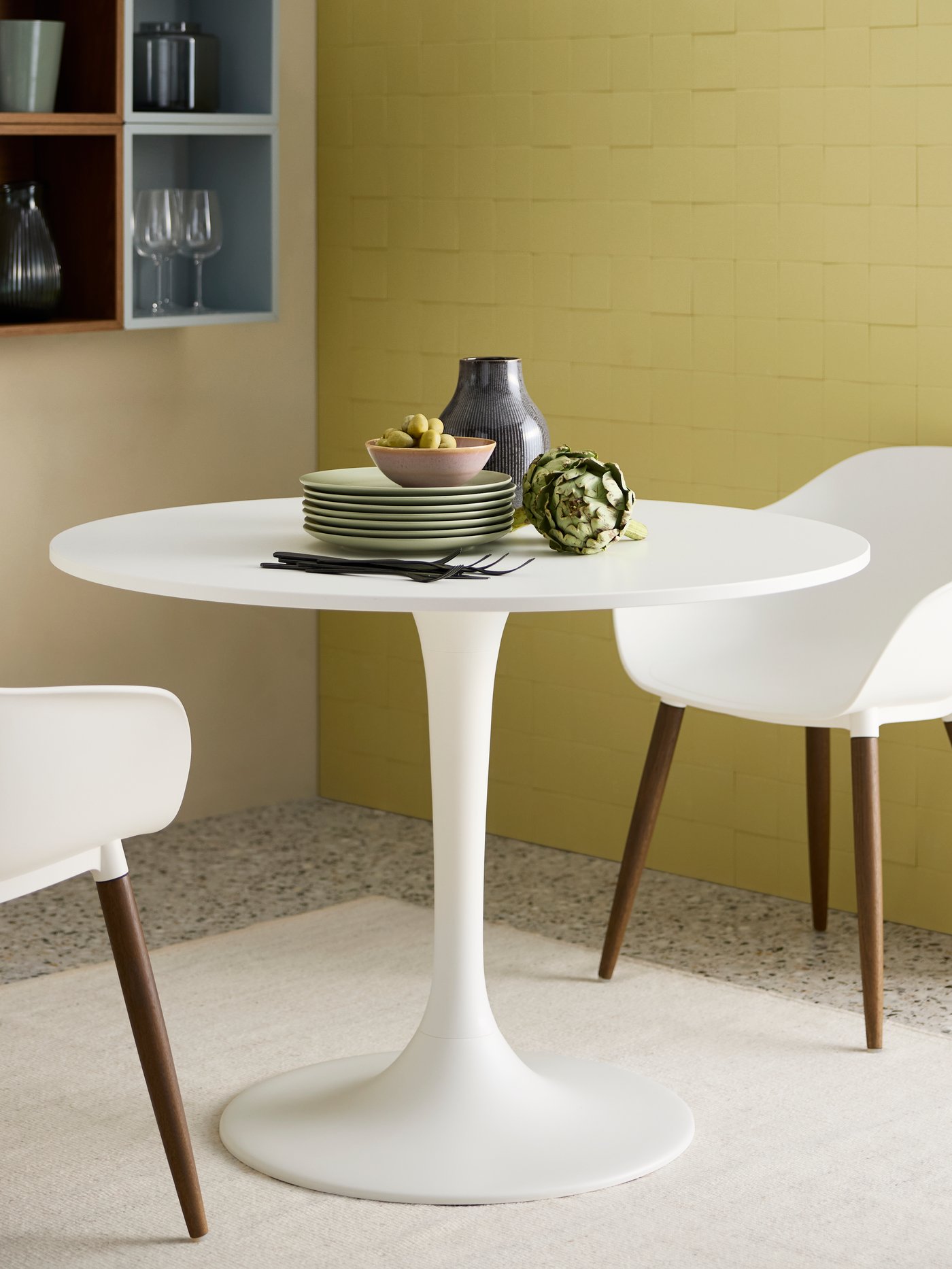 A white/white DOCKSTA table in the dining room