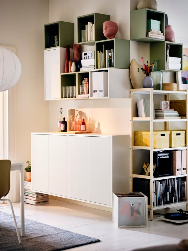 Une armoire EKET vert clair