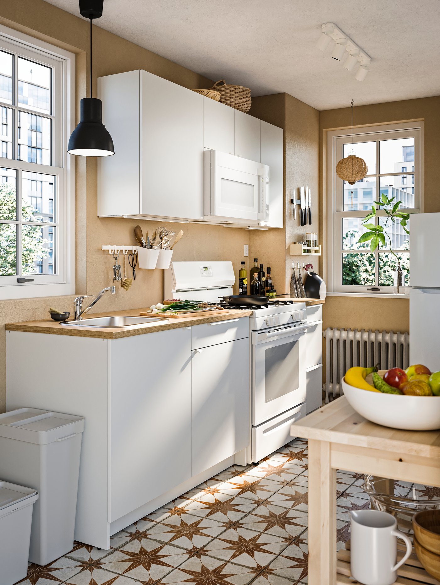 Una cocina con muebles blancos y cubierta efecto madera.