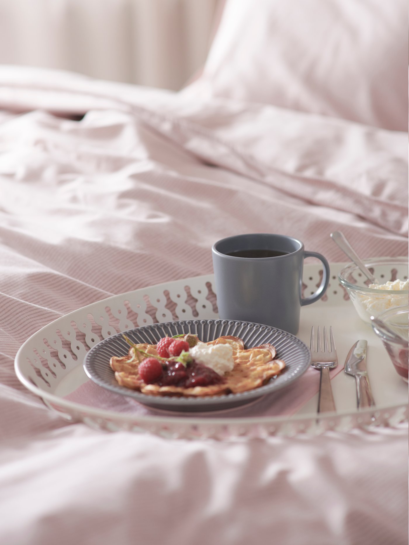 A dark grey DINERA mug in the bedroom