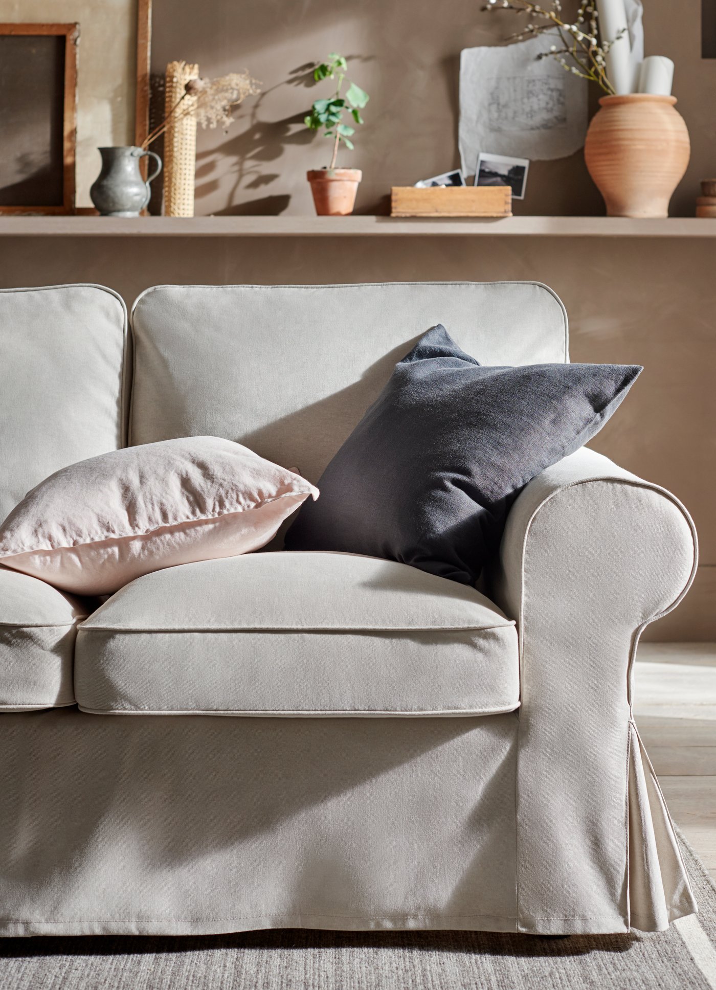A light pink GURLI cushion cover in the living room