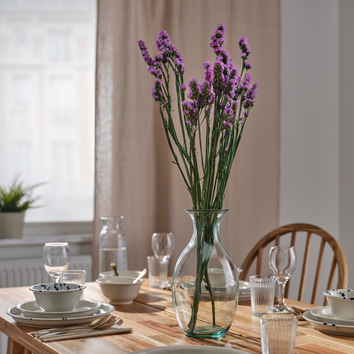 A bunch/lilac TORKA dried parts of flowers/plants in the dining room