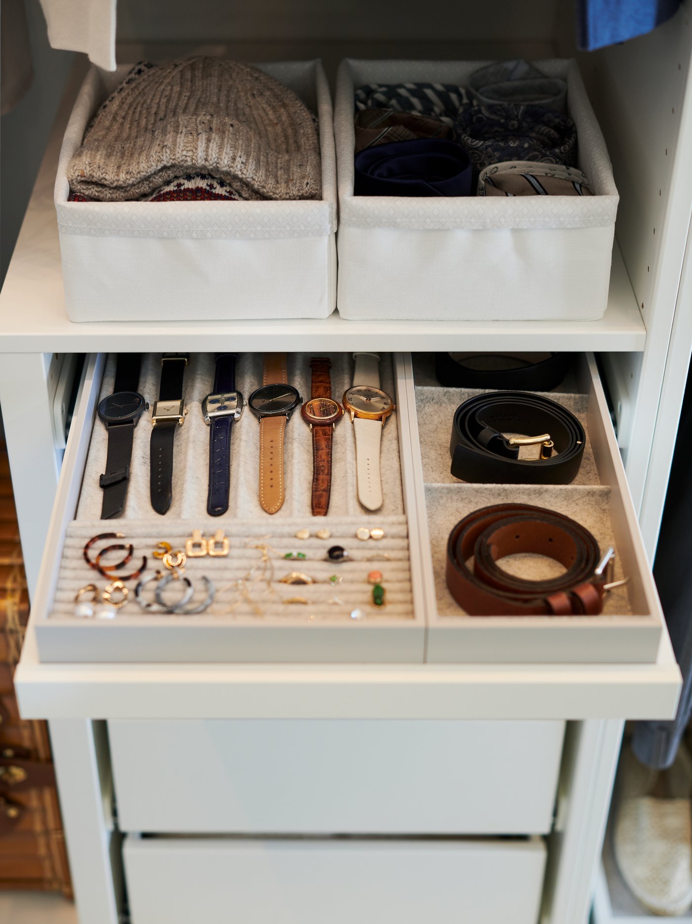 A grey/white BAXNA organiser