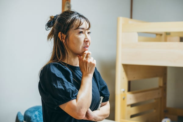 悩みを話す相談者の様子