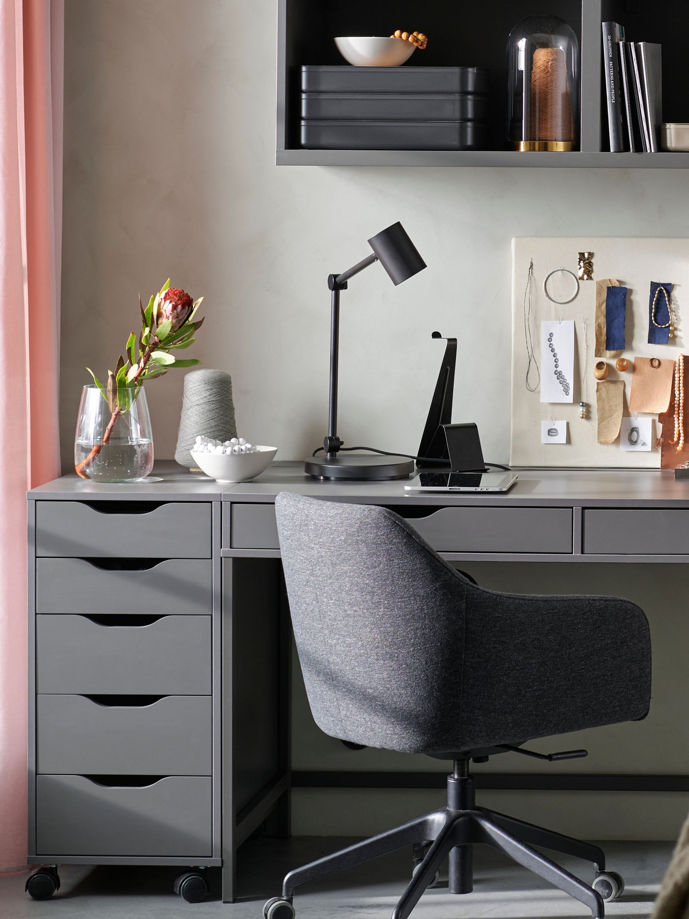 A black MÖJLIGHET headset/tablet stand in the home office
