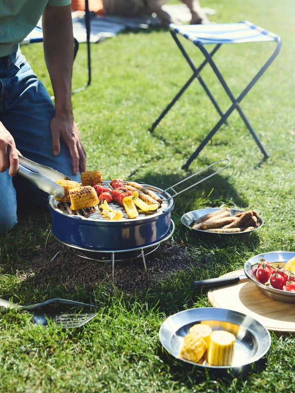 Gemüse grillen im Park auf einem blauen STRANDÖN-Grill.