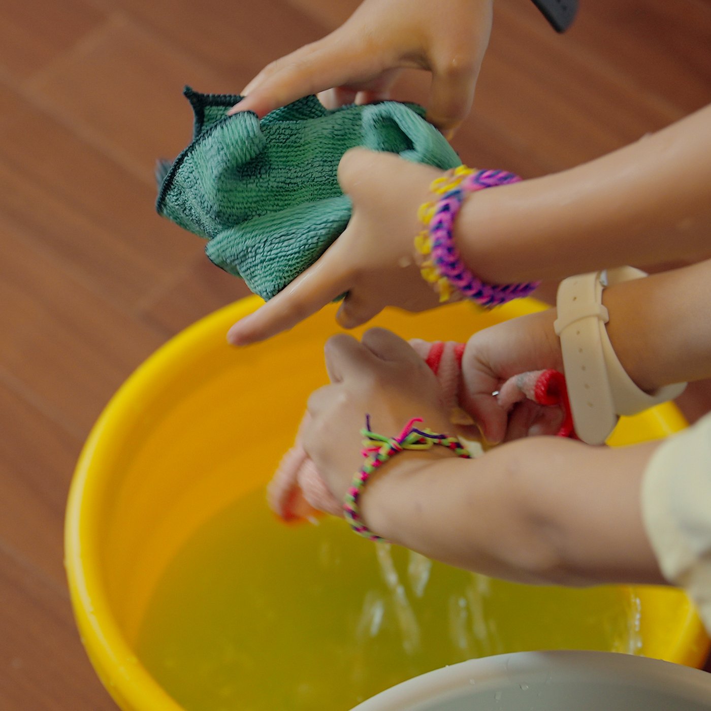 Dve devojčice ispiraju PEPPRIG mikrofiberne krpe u PEPPRIG kofi.