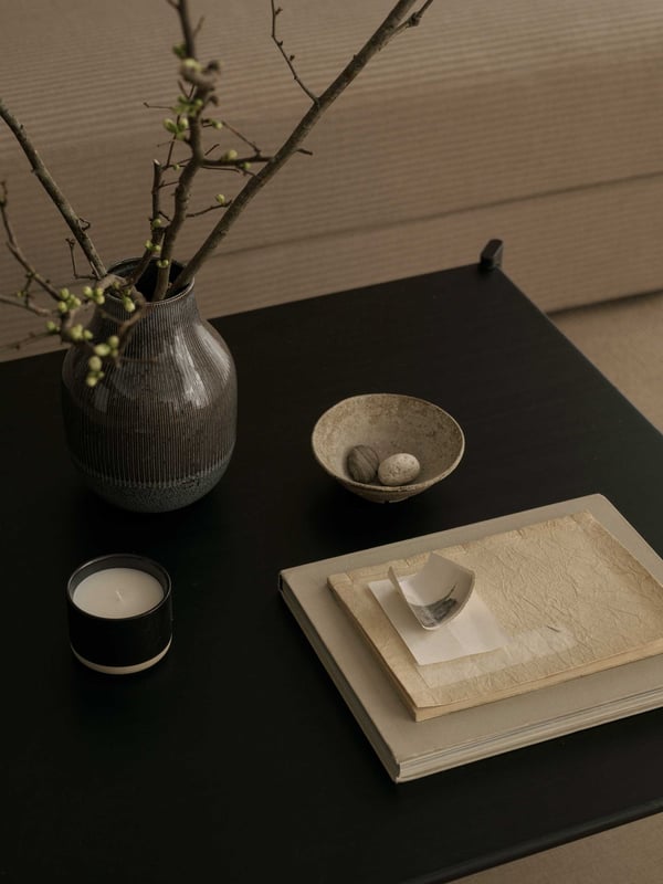 A black JÄTTESTA coffee table