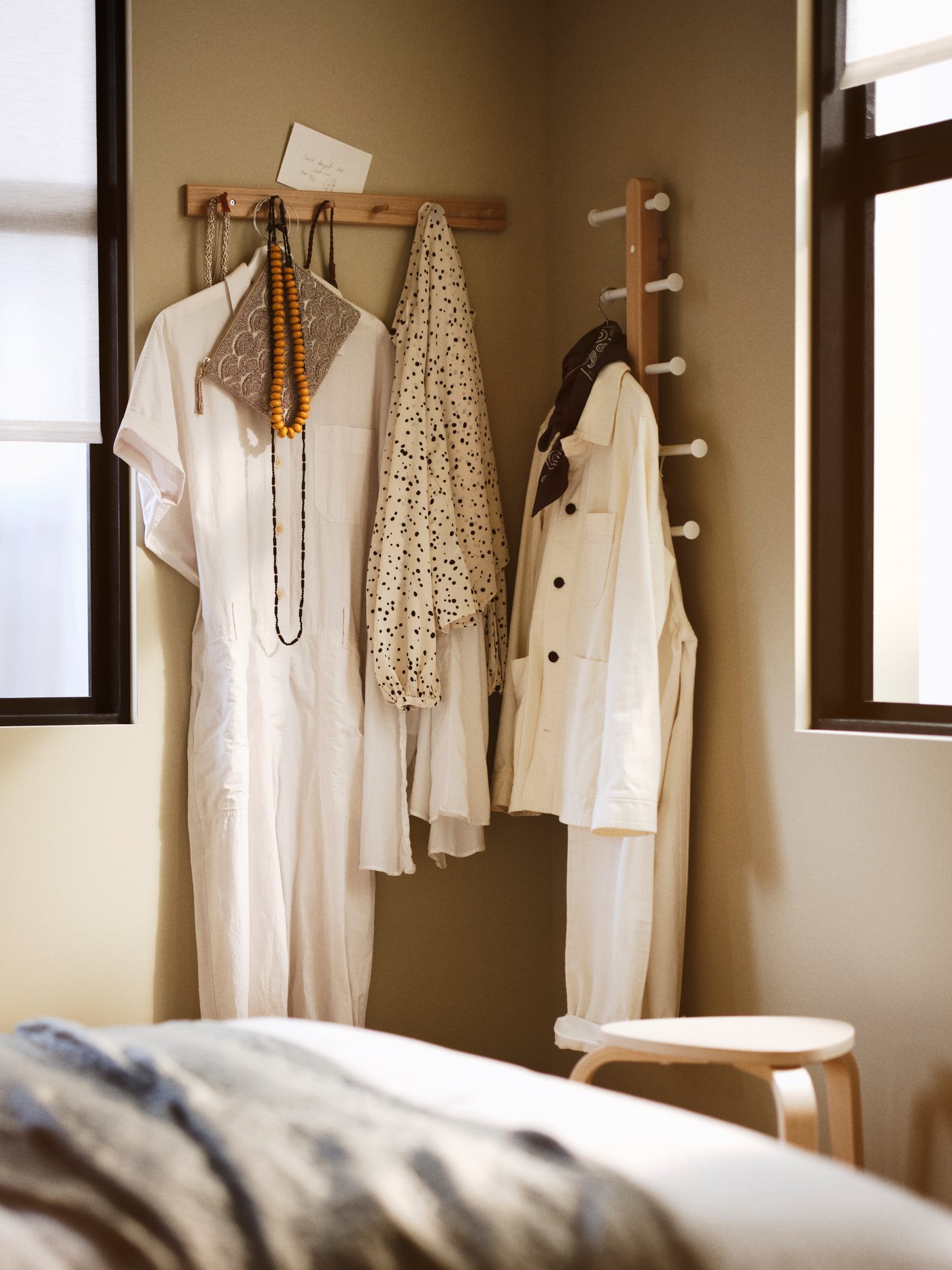 An oak HÖVOLM rack with 6 knobs in the bedroom
