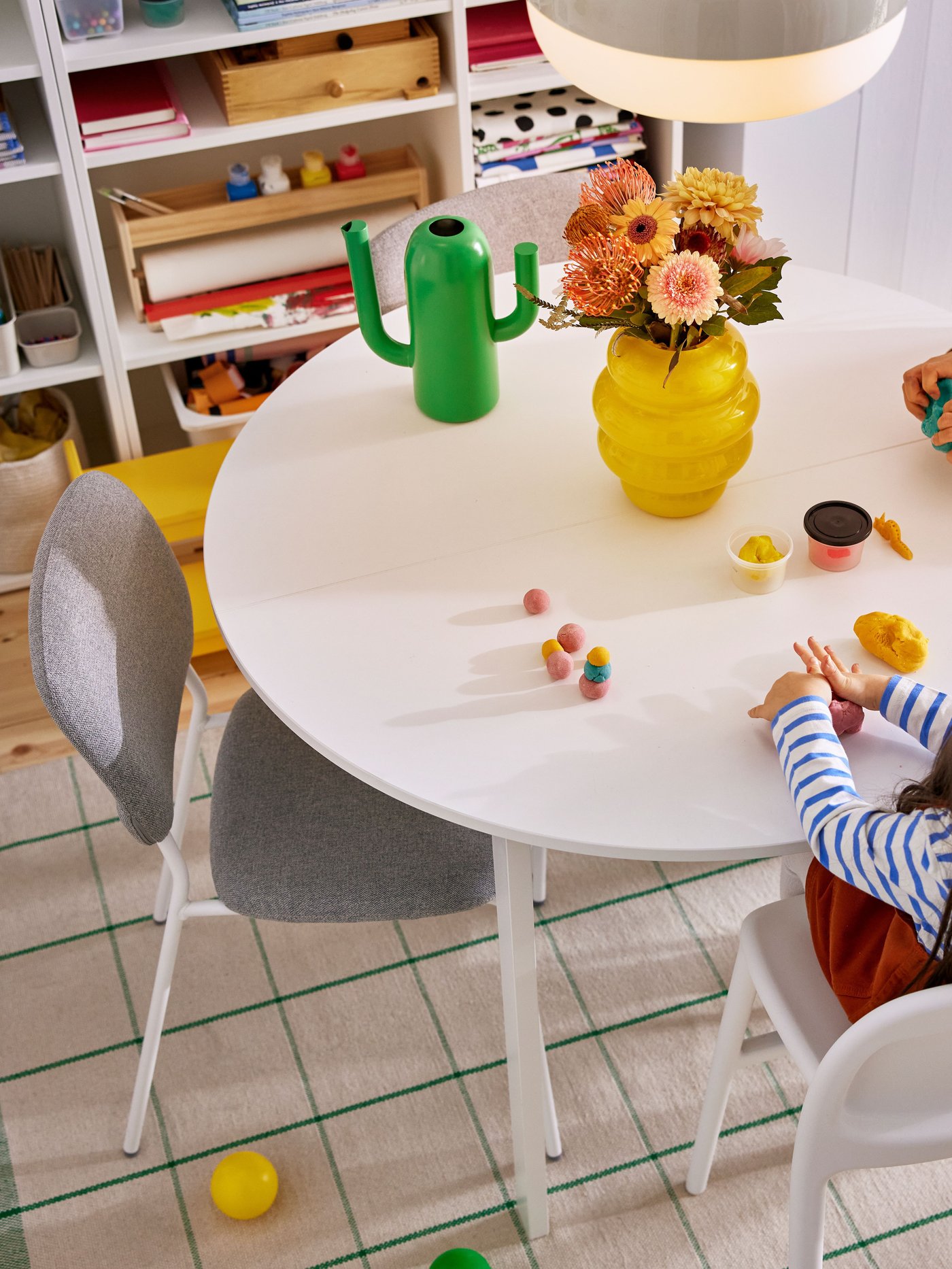 Un vase/arrosoir ÄRTBUSKE vert vif dans le salon