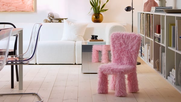 Un miroir BLODLÖNN dans le salon.