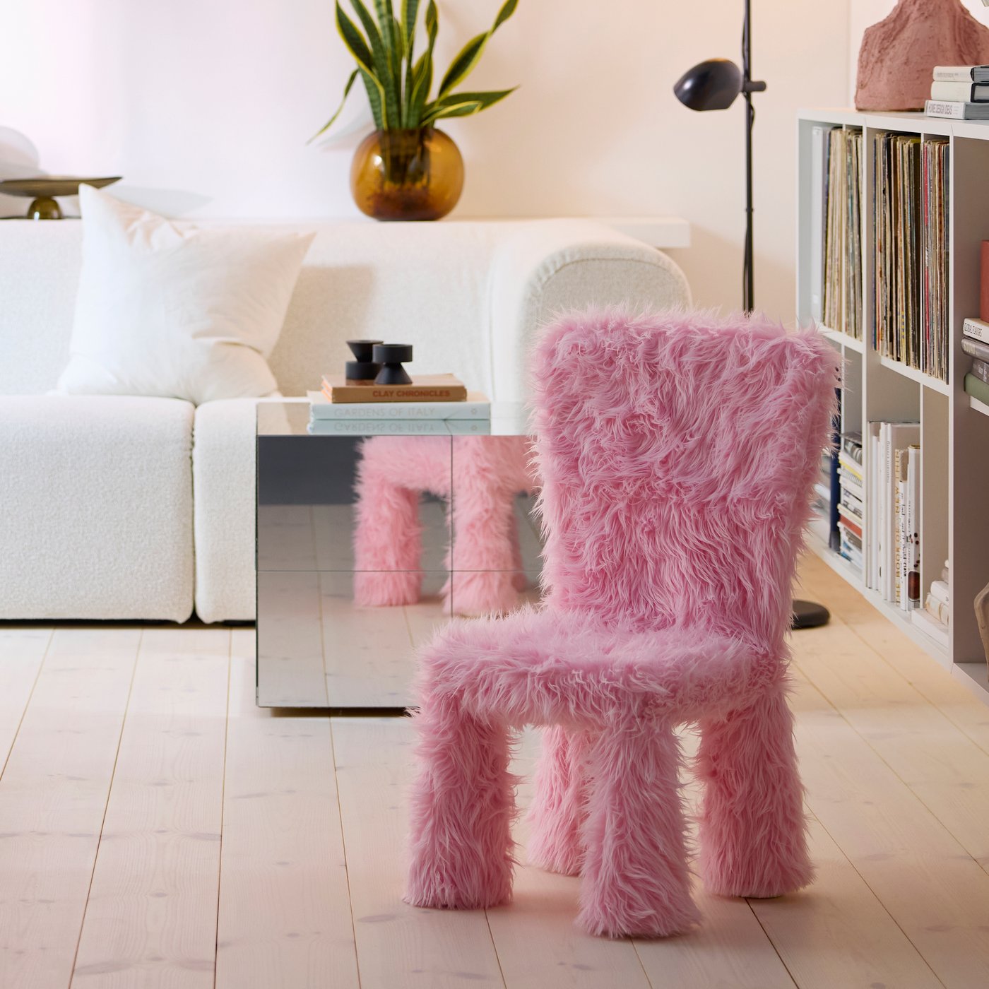 Une housse GREJSIMOJS en fausse fourrure rose pour chaise enfant dans un salon