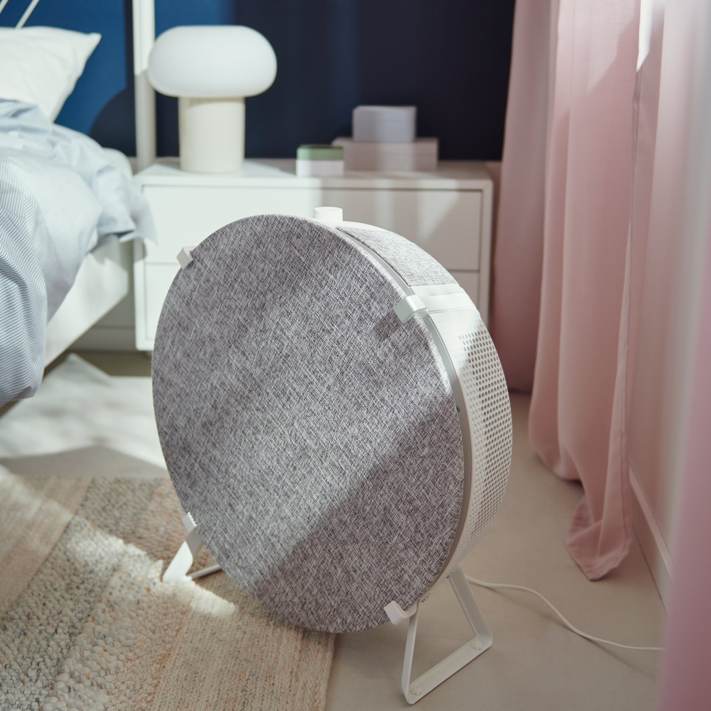 Une lampe de table DEJSA en verre beige/opalin blanc dans la chambre
