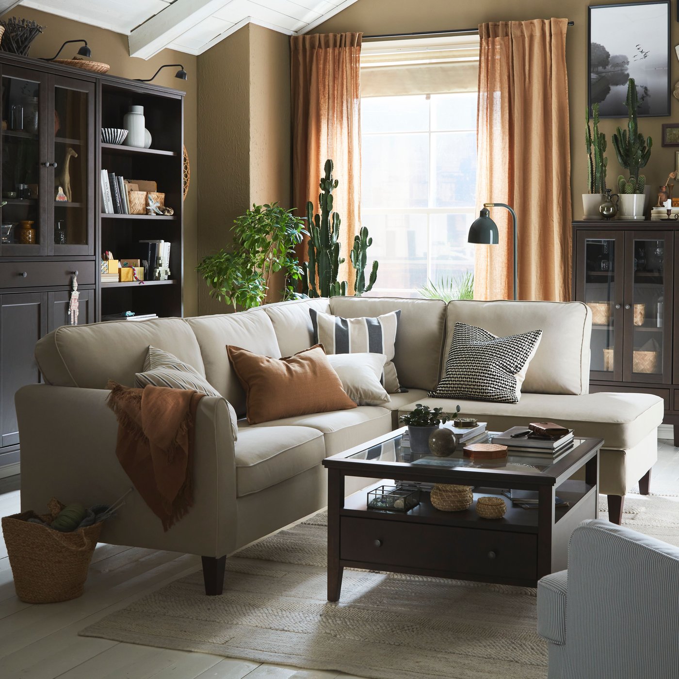 An EKHOLMA corner sofa, a RÖDFLIK floor/reading lamp and an IDANÄS coffee table stand in the centre of a living room.