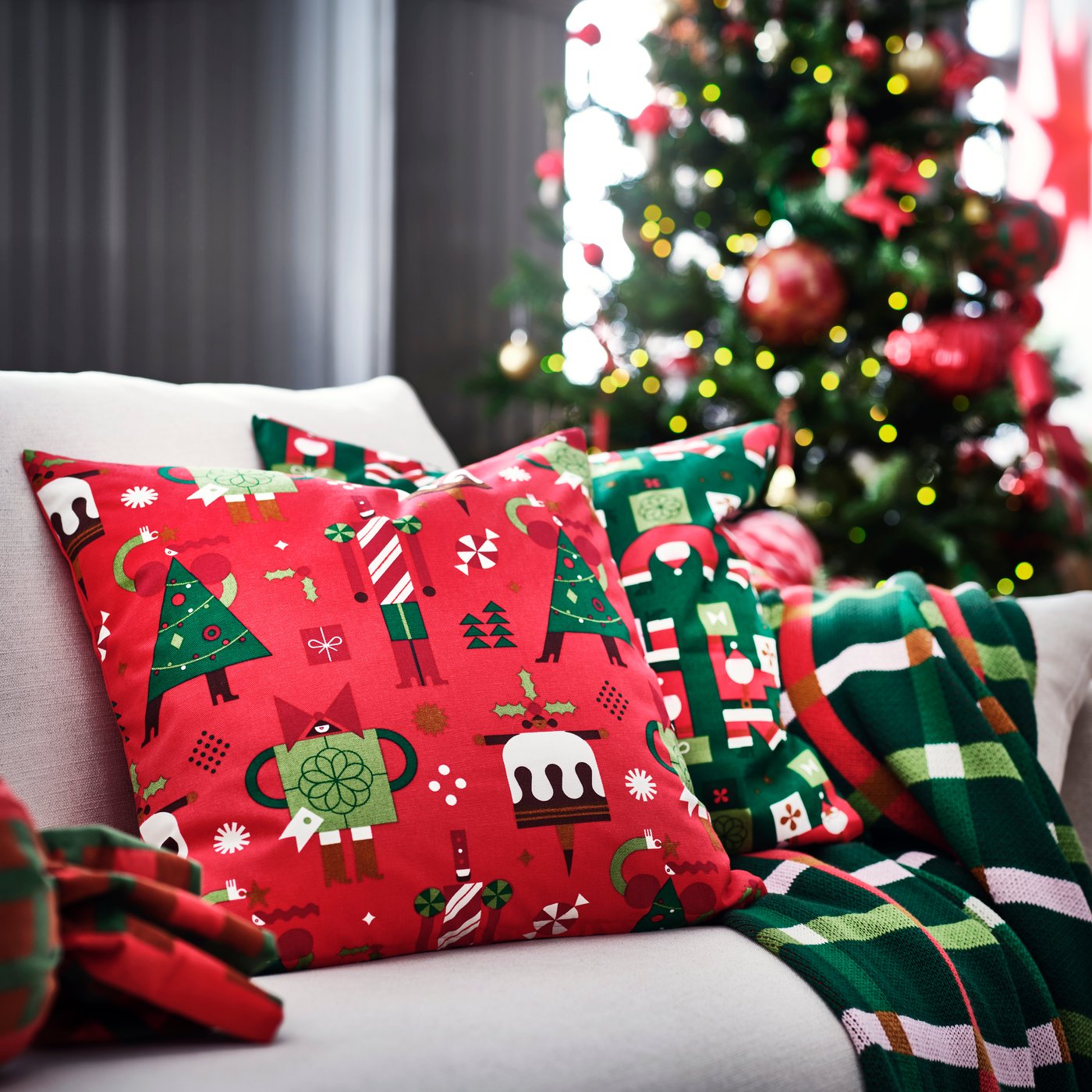 A Christmas pattern red VINTERFINT cushion cover