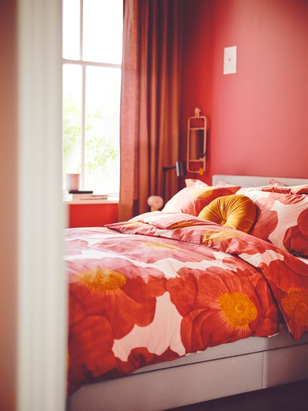 A golden-brown KRANSBORRE cushion in the bedroom