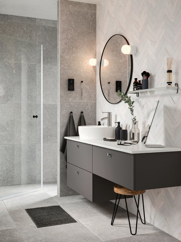 Salle de bains avec un miroir rond LINDBYN.