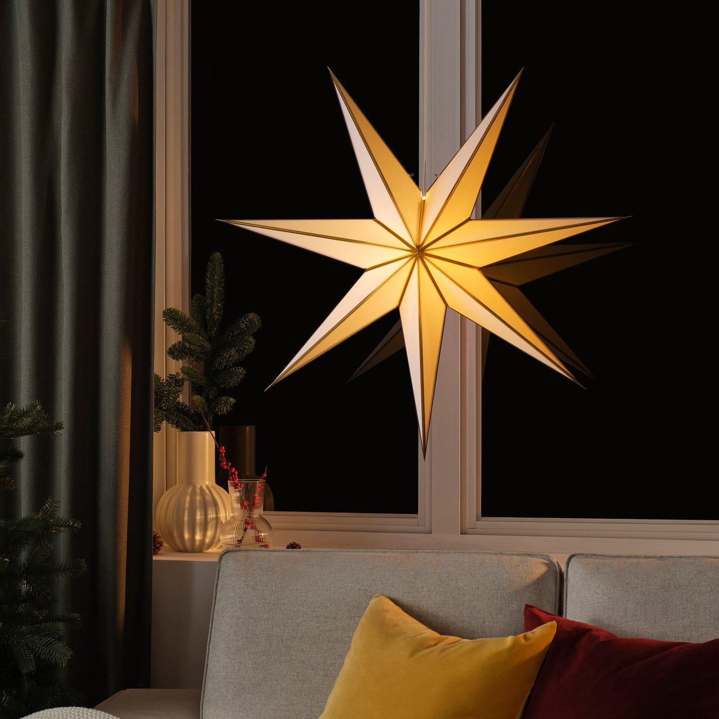 A white/gold-colour STRÅLA lampshade
