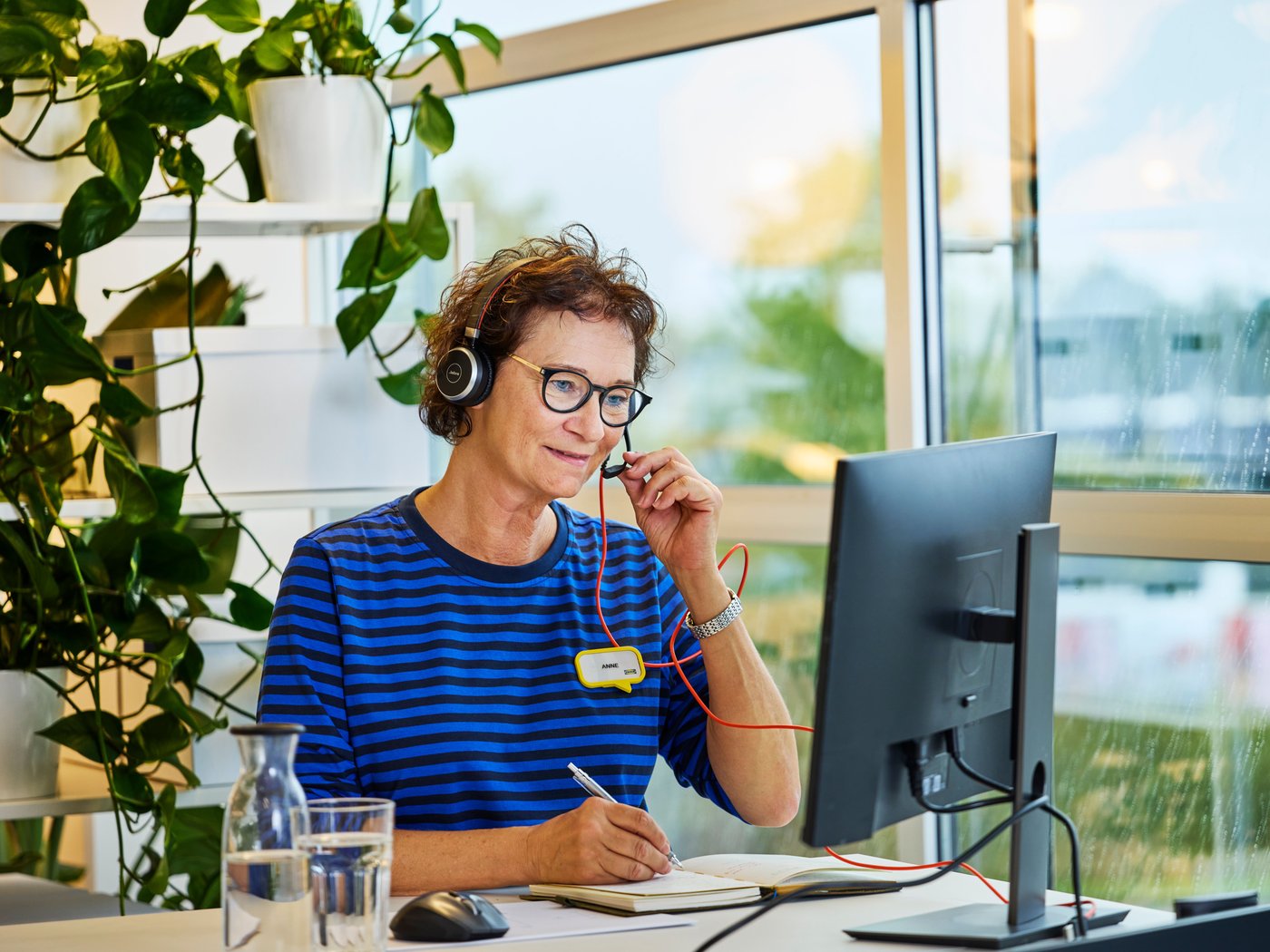 IKEA Co-worker on call with a customer.