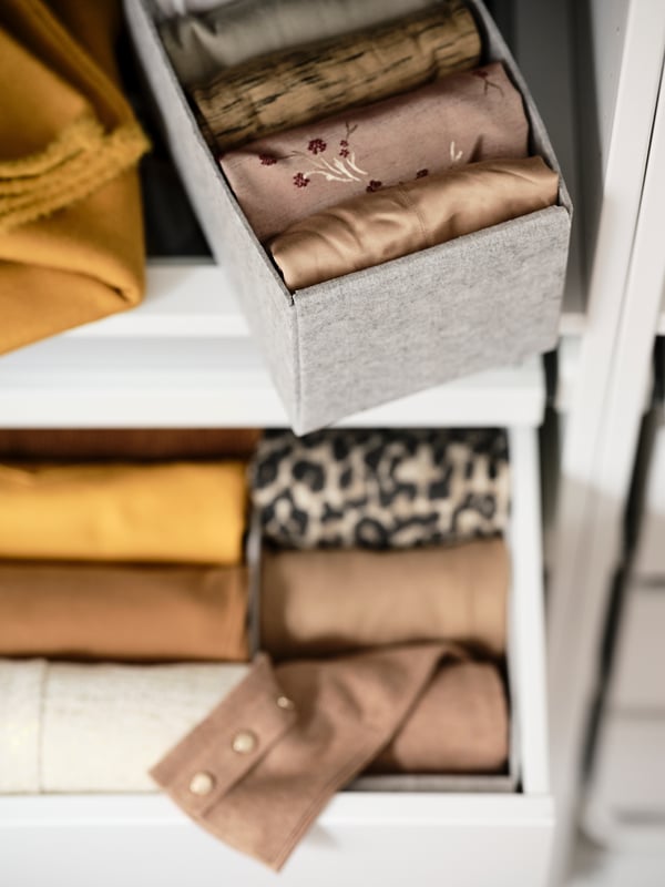 A light grey KOMPLEMENT box
