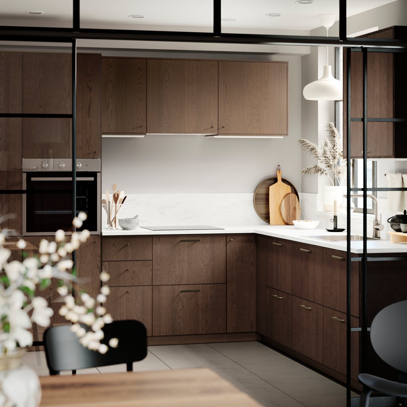 A kitchen with brown SINARP kitchen fronts.