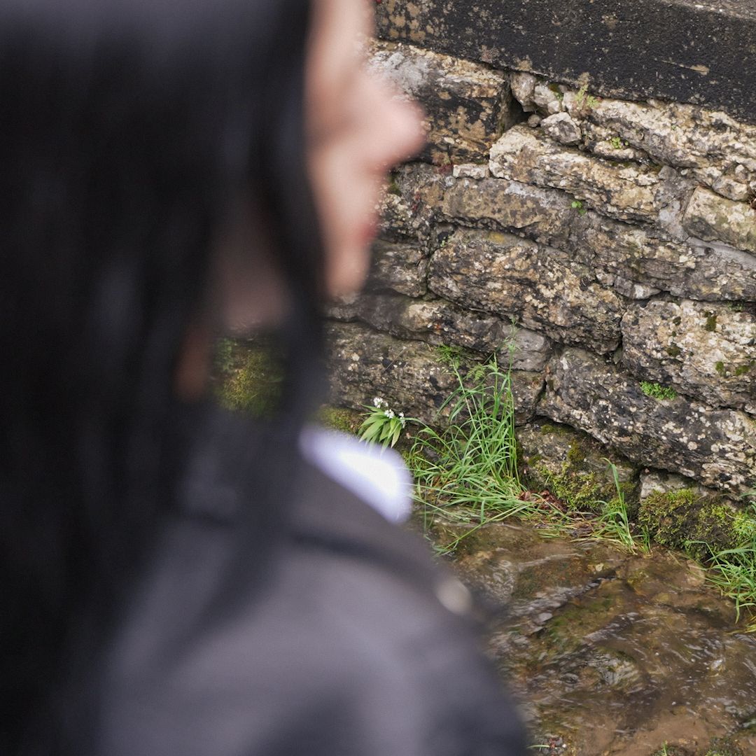 Jeune fille en promenade. Le point de vue de l’image est axé sur les pavés.