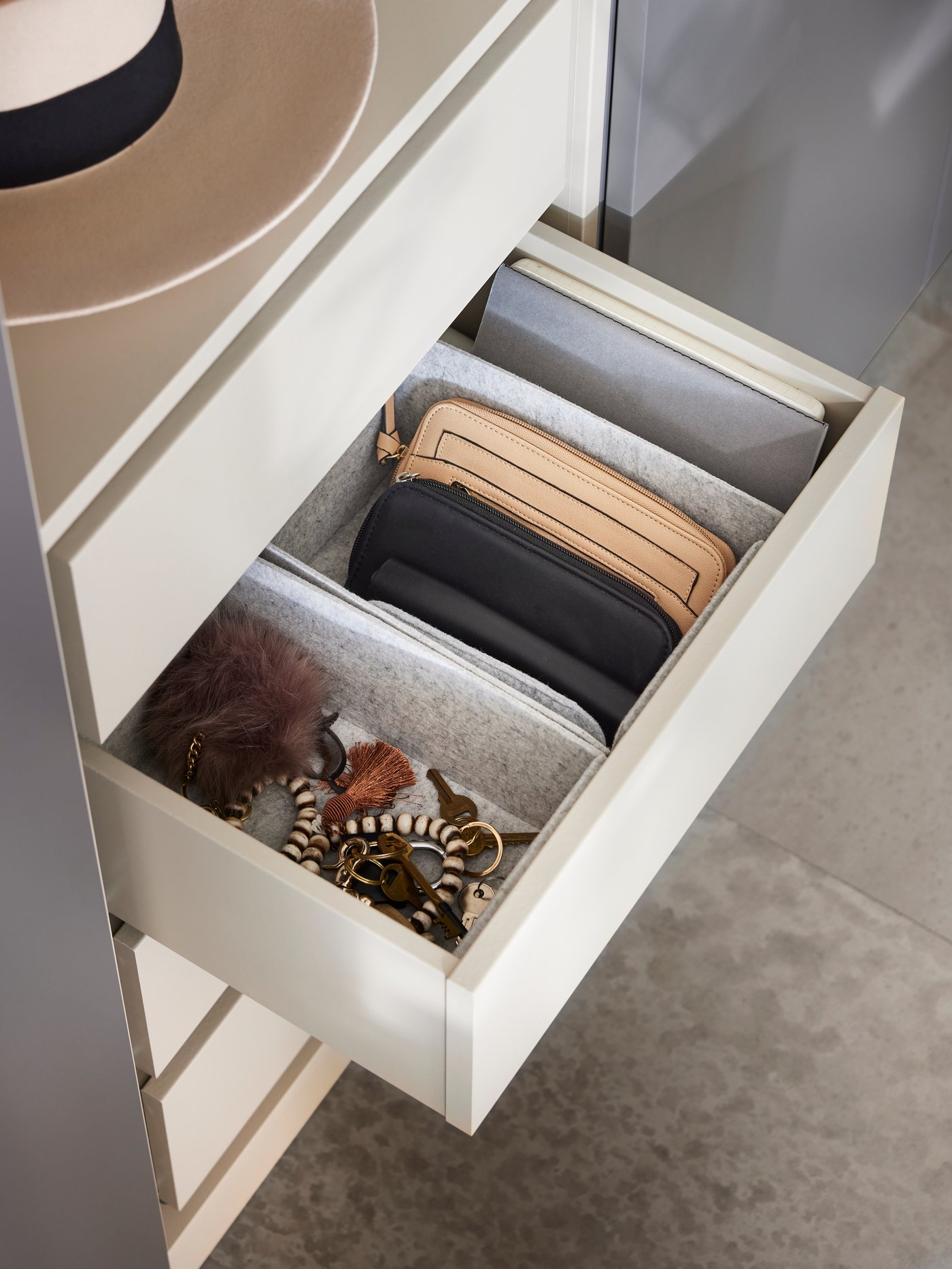 A light grey KOMPLEMENT box