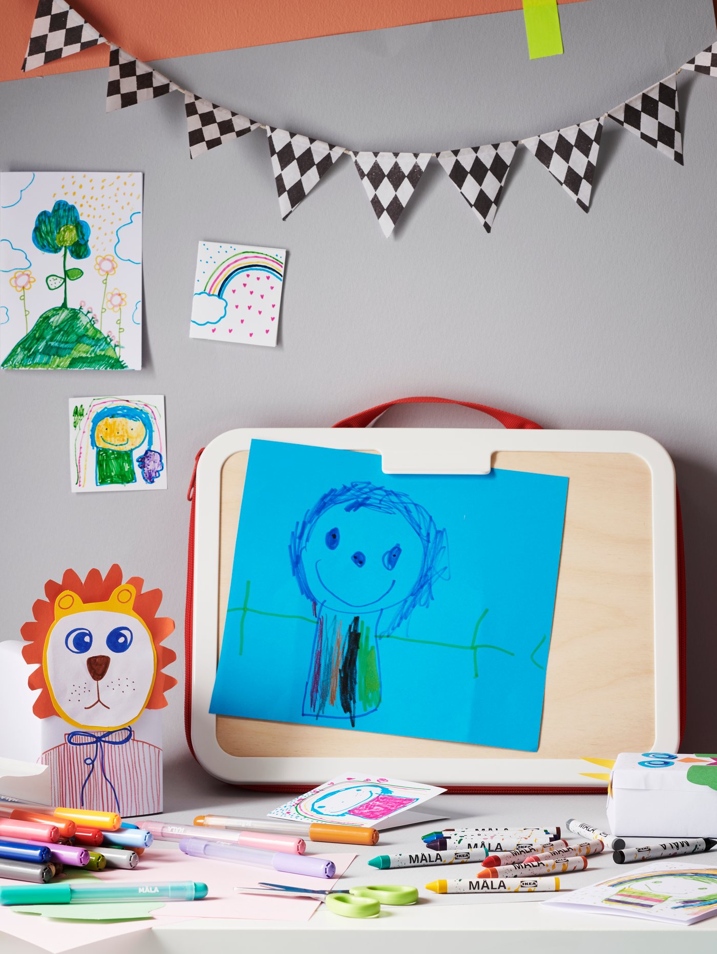 Een rode MÅLA draagbare tekendoos in de kinderkamer