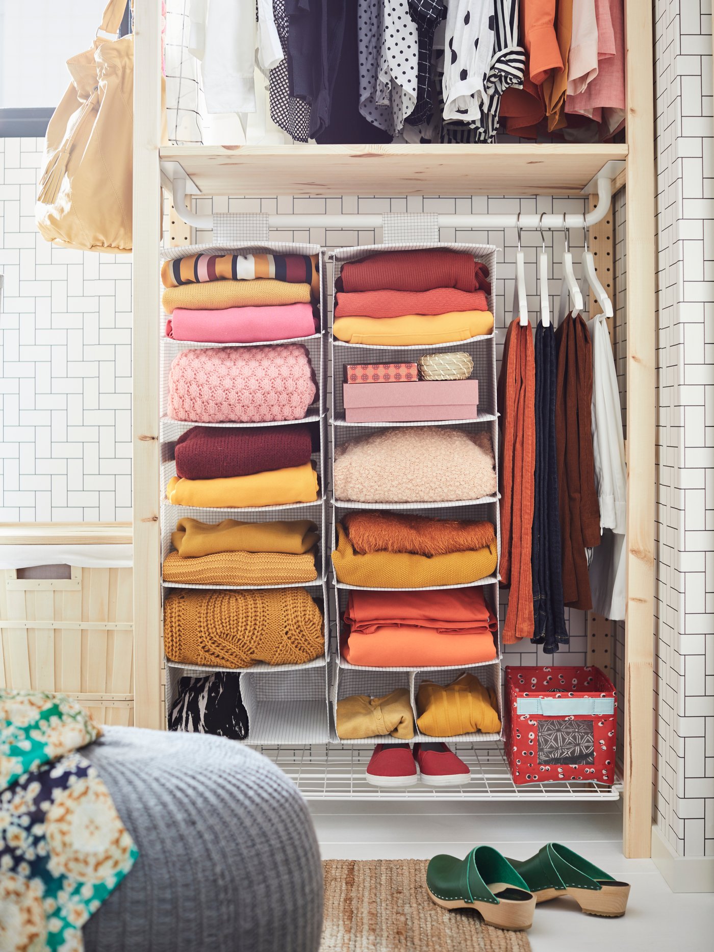 Ein offenes IVAR Element als Kleiderschrank genutzt inklusive Stange. Auf verschiedenen Ebenen sind hier Kleidung und Schuhe zu sehen.