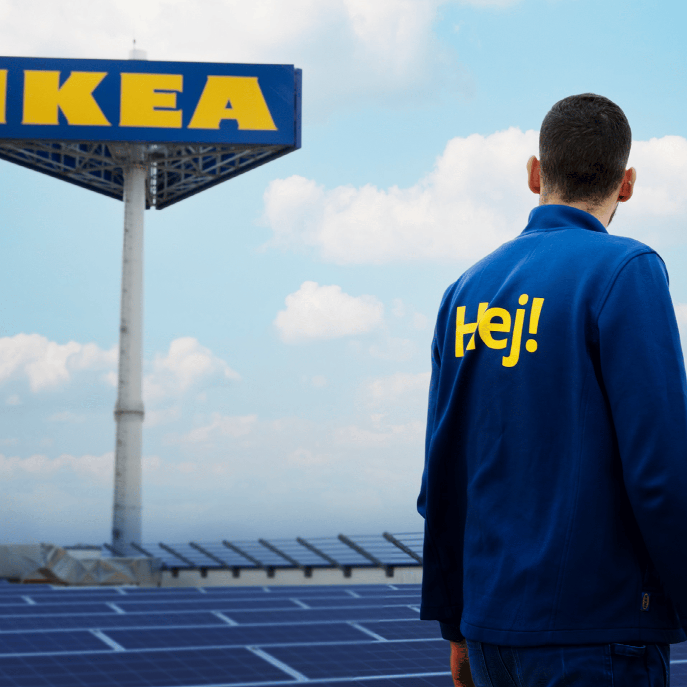 IKEA-medarbetare framför solpaneler och stor IKEA-skylt.