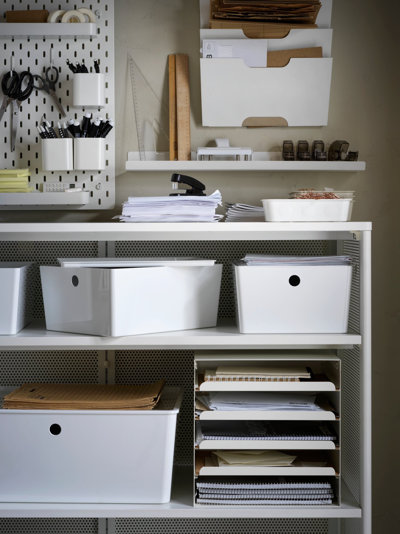 A white KUGGIS box with lid