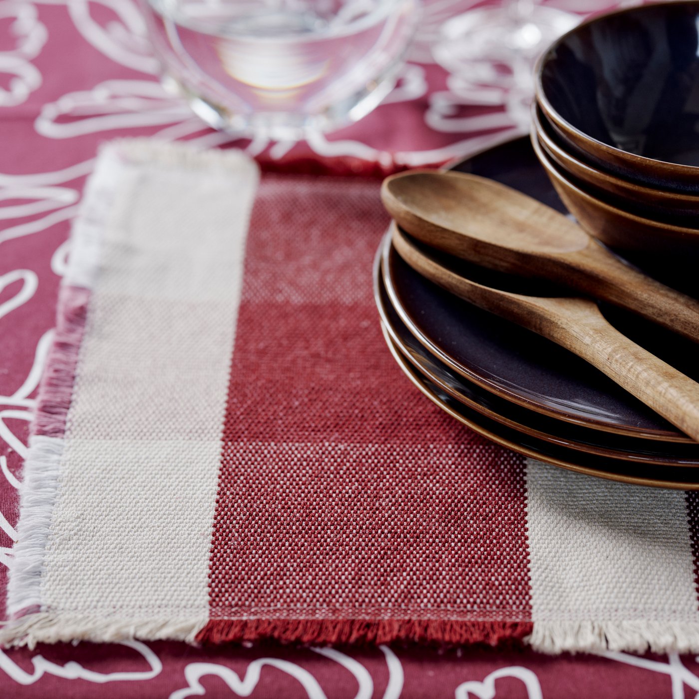 A patterned/multicolour HÖSTAGILLE place mat in the dining room