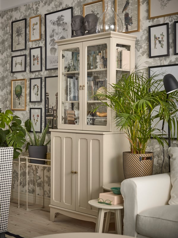 A light beige KRAGSTA nest of tables in the dining room