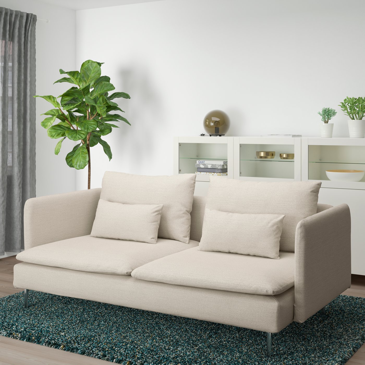 Ein beigefarbenes SÖDERHAMN-3-Sitzer-Sofa in der Farbe «Gunnared» im Wohnzimmer.