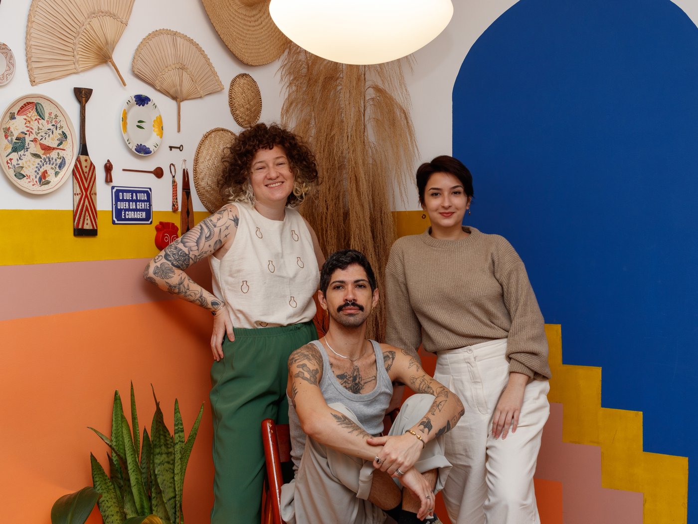 Felipe, Gabriela i Giovanna poziraju u uglu svog zajedničkog kreativnog prostora.