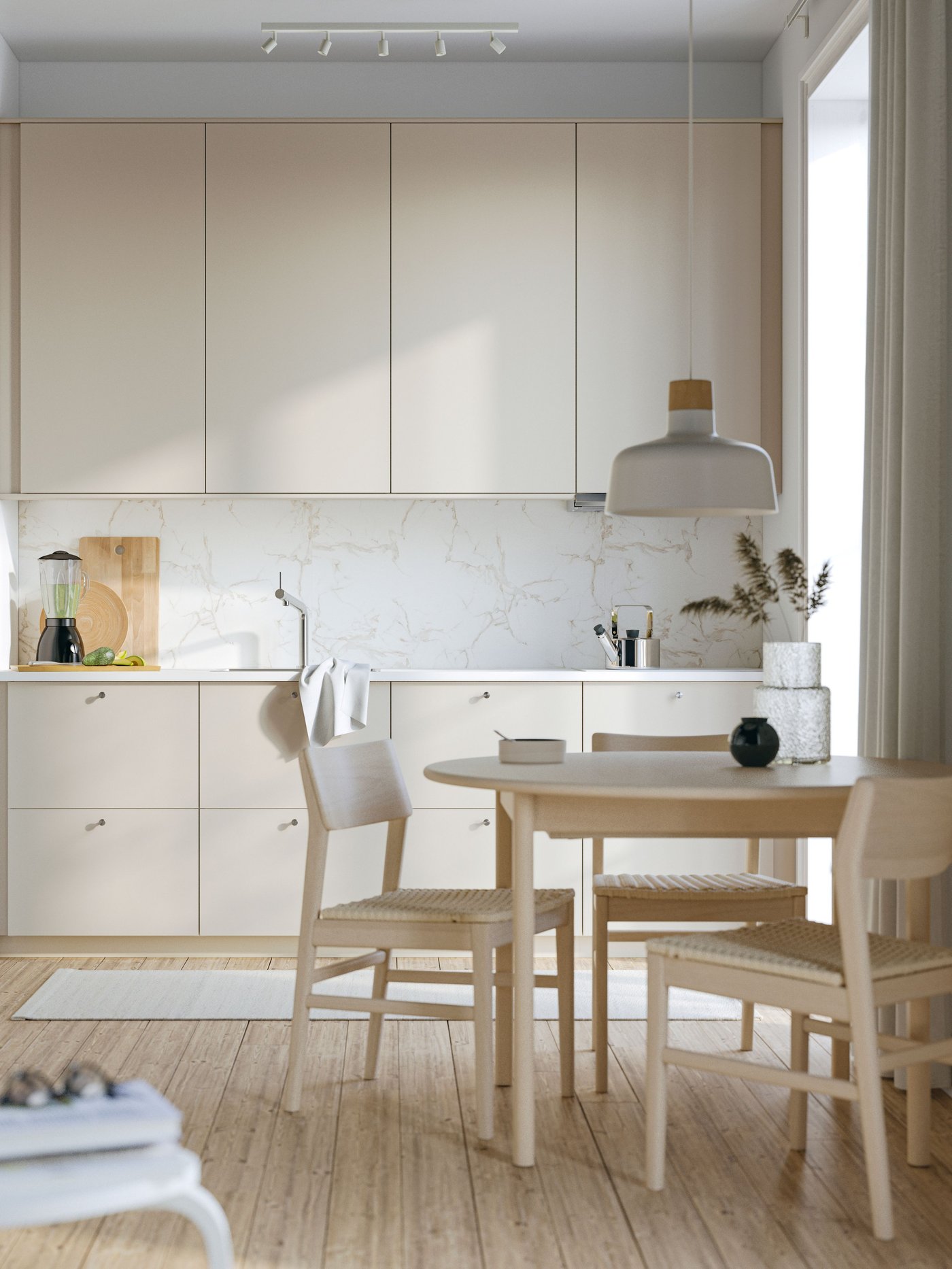 SKANSNÄS produživi sto od svetle bukovine/furnira sa svetlobež HAVSTORP kuhinjom u pozadini.