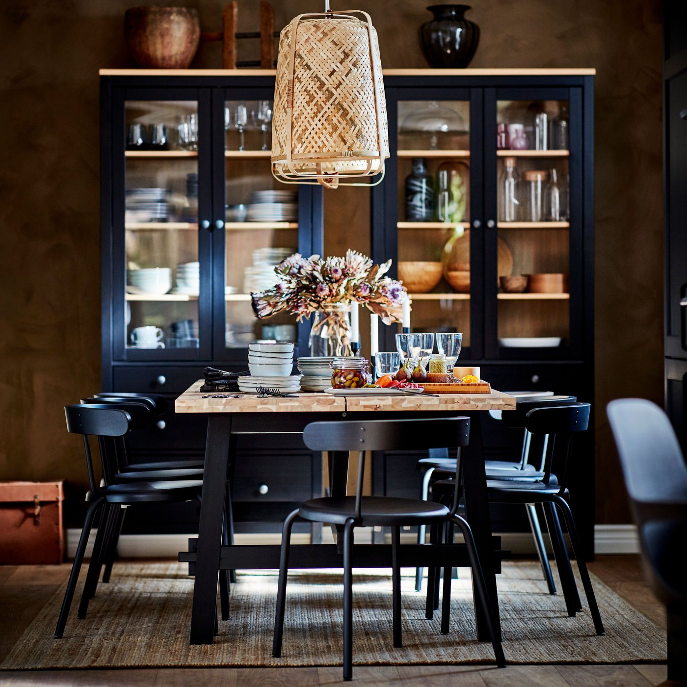 Ein Esstisch SKOGSTA aus Akazienholz/schwarz im Esszimmer.
